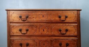 Antique Louis XIV Chest of Drawers in Walnut, 1750 for sale at Pamo