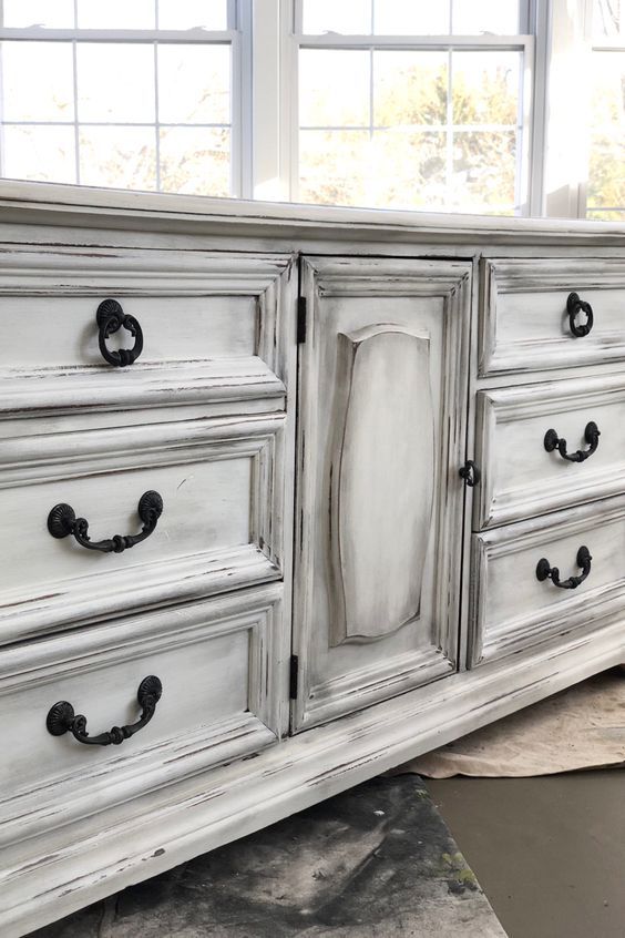 9 Amazing Dress Makeovers - Painted Furniture Ideas | White chalk .