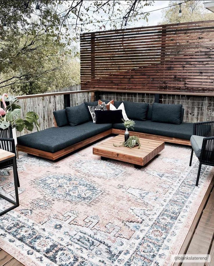 A Beginner’s Guide to Outdoor Patio Rugs:
How to Choose the Right One for Your Space