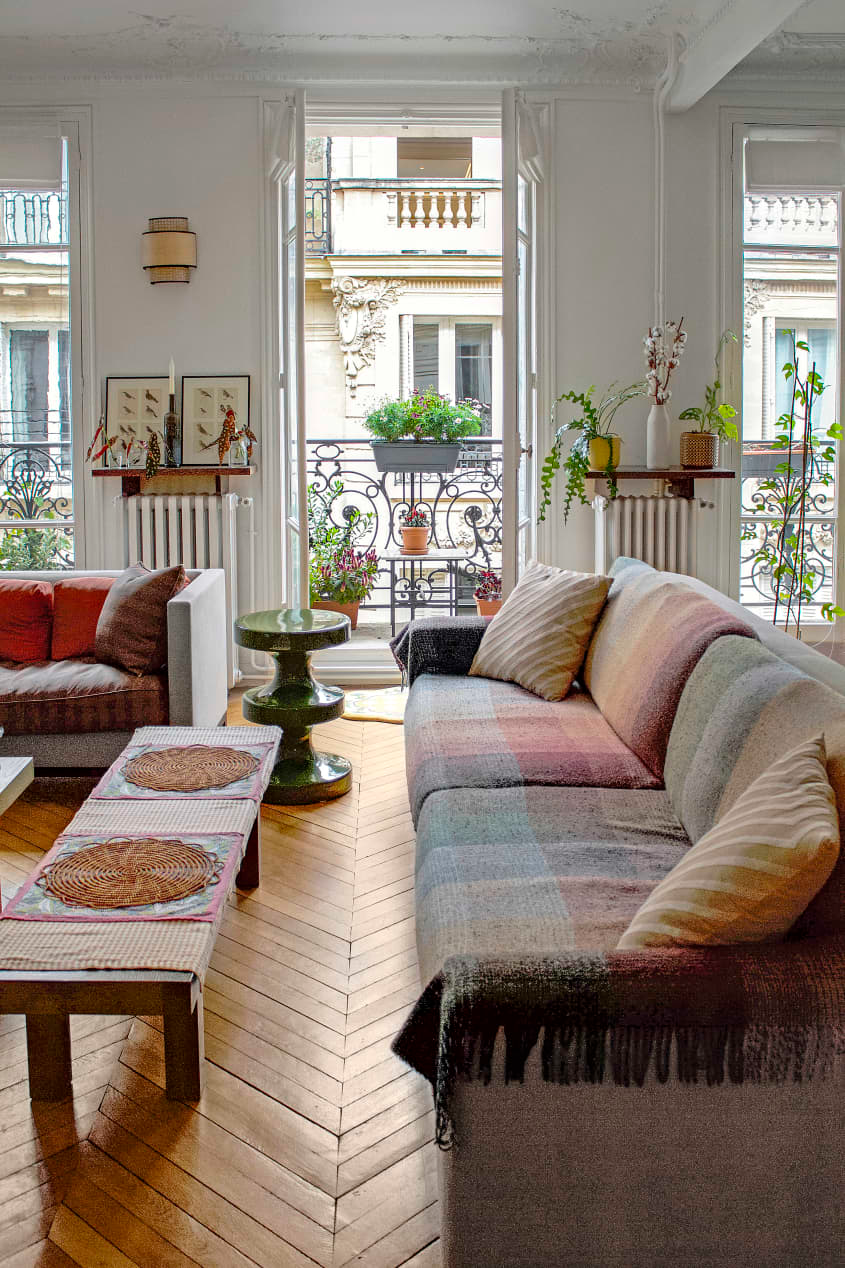 Designing a Classic Living Room with
French Style Sofas