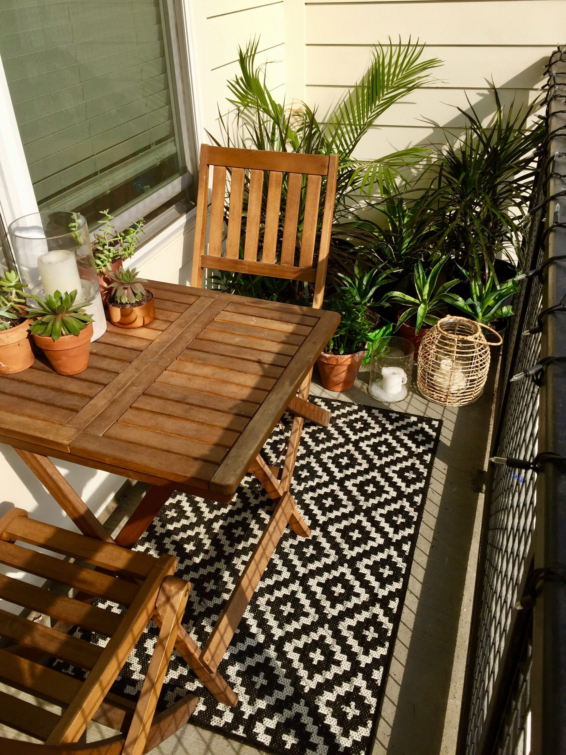 Design Tips for Small Patio Furniture
  Arrangements