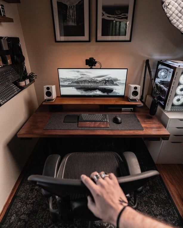 The Evolution of Modern Computer Desks:
Design Trends and Features