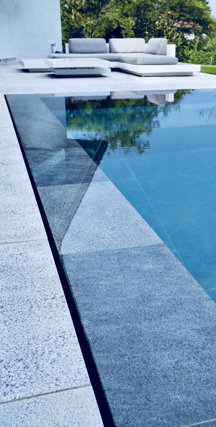 Luxurious Features for Contemporary Pools