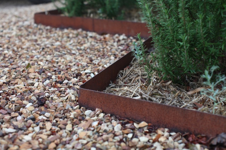 Ultimate Guide to Metal Garden Edging:
  How to Choose the Right Style for Your Landscape